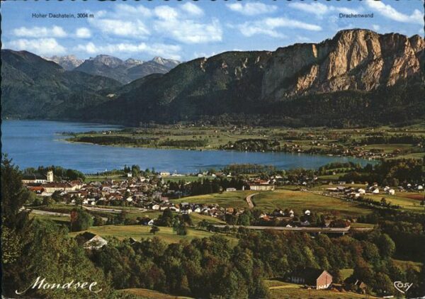 Mondsee Salzkammergut Panorama mit Dachstein und Drachenwand