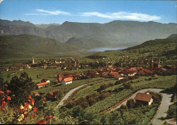 Kaltern Weinstrasse Tirol Mendelstrasse mit St. Niklaus Alpenpano