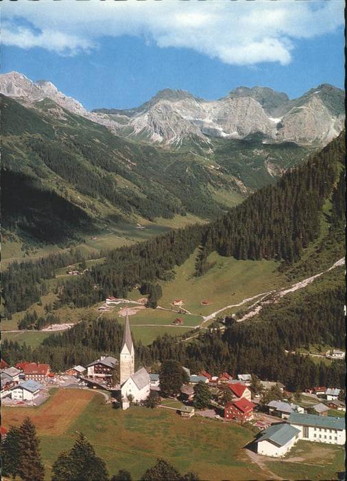 Mittelberg Kleinwalsertal Panorama mit Schafalpenköpfen Kirche