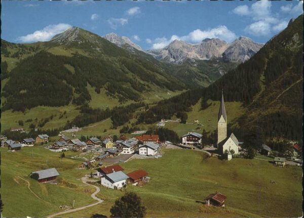 Mittelberg Kleinwalsertal Ortsansicht mit Kirche Schüsser Hammers