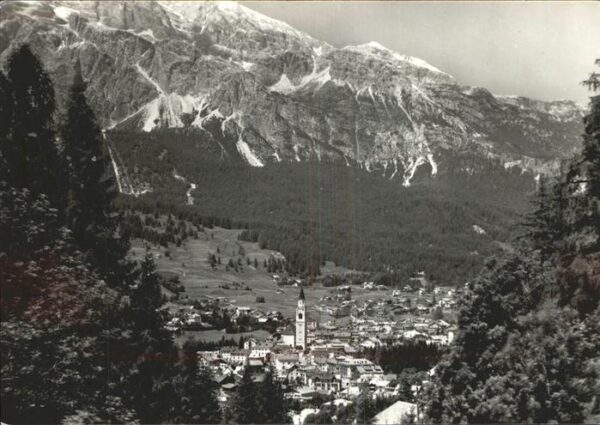 Cortina d Ampezzo Stadtblick mit Alpenpanorama