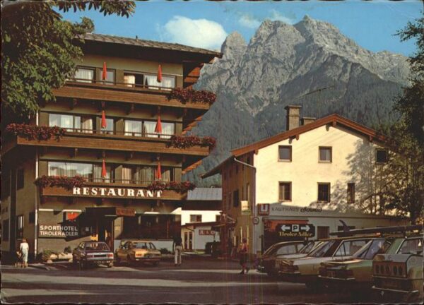 Waidring Tirol Strassenmotiv mit Alpenpanorama