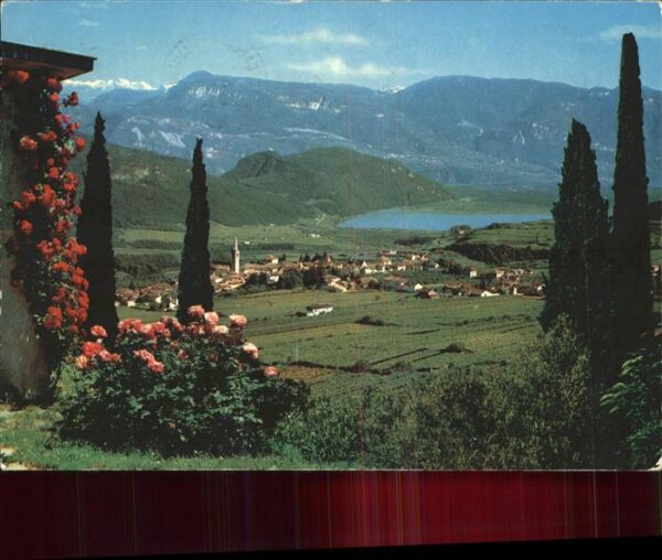Caldaro Kaltern Ortsblick mit Alpenpanorama