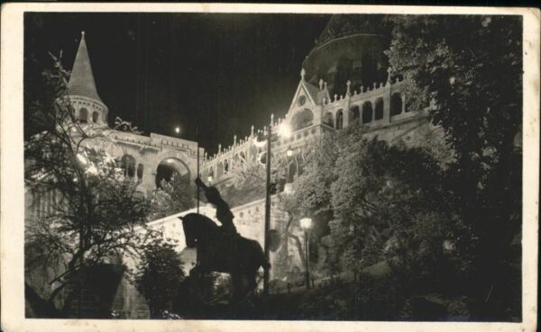 Budapest beleuchtete Fischerbastei bei Nacht