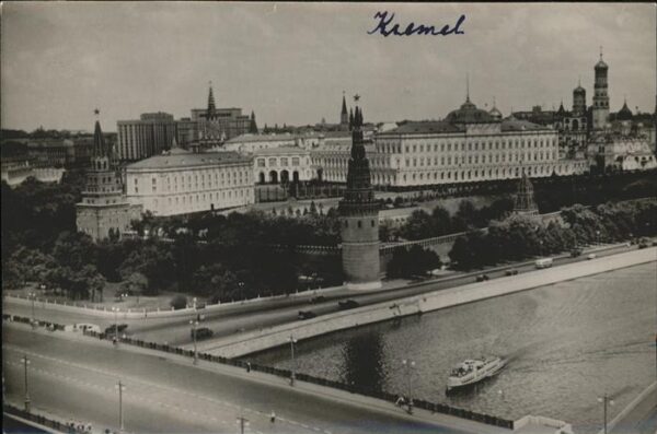 Moskau Moscou Kreml Schiff Brücke