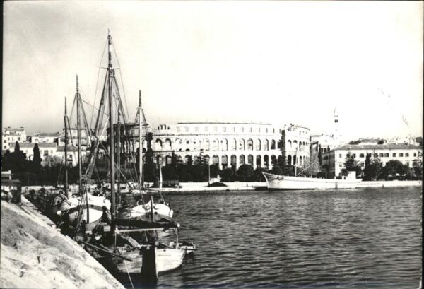 Pola Pula Croatia Hafen Fischerboot Arena