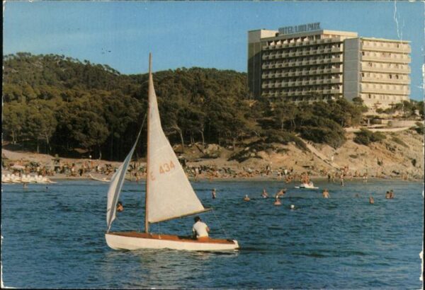 Paguera Mallorca Islas Baleares Hotel Strand Segelboot Wassersport
