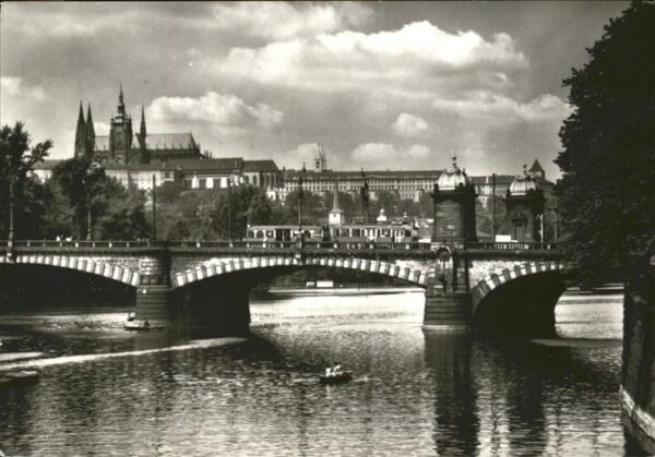 Praha Prahy Prague Chateau de Hradcany Burg Moldau Brücke