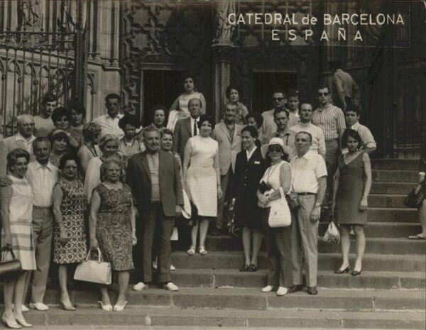 Barcelona Cataluna Catedral Gruppenbild vor der Kathedrale