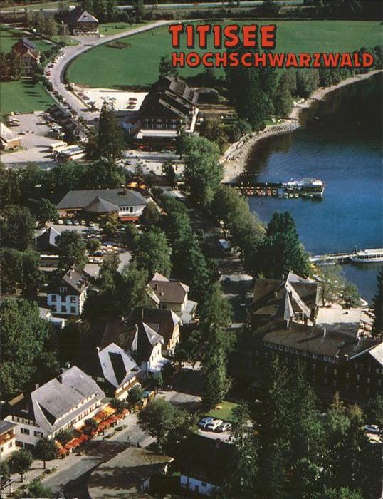 Titisee Blick auf Uferpromenade Schiff Anlegest