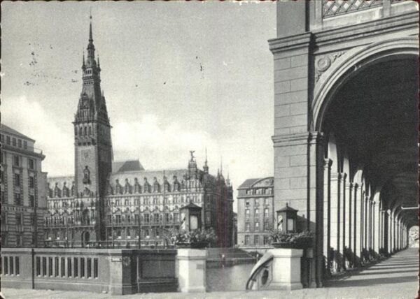 Hamburg Rathaus mit Alsterarkaden