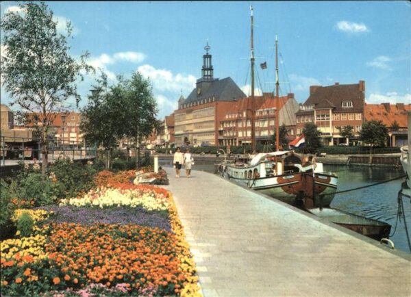 Emden Ostfriesland Delft mit Blick auf das Rathaus Promena