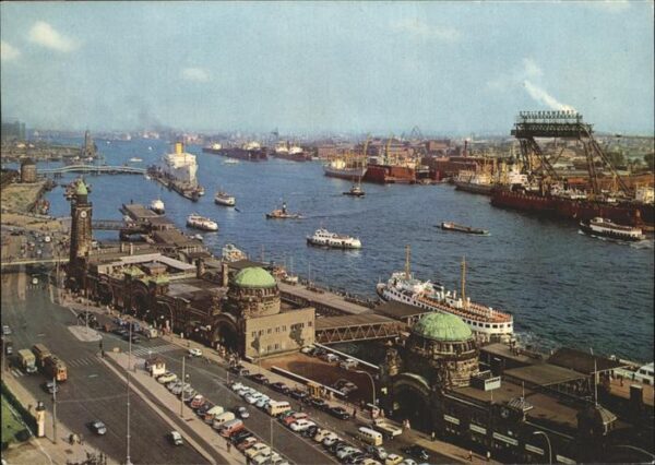 Hamburg St. Pauli Landungsbrücken Schiff