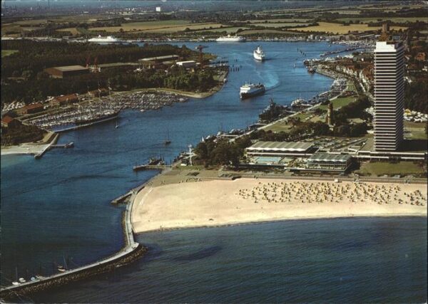 Travemuende Ostseebad Fliegeraufnahme Hafeneinfahrt Dampfschi