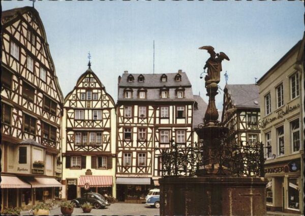 Kues Marktplatz mit St. Michael Brunnen Fach
