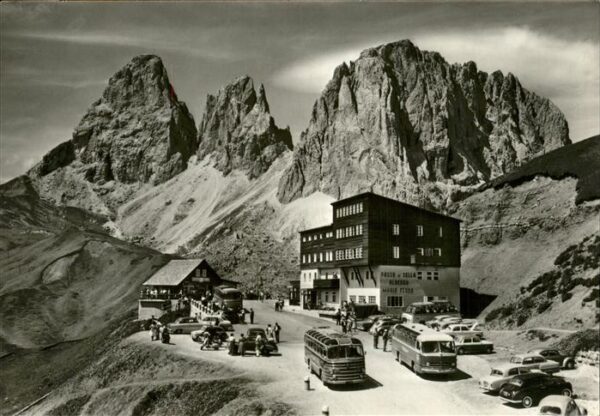 Passo Sella mit Albergo Maria Flora