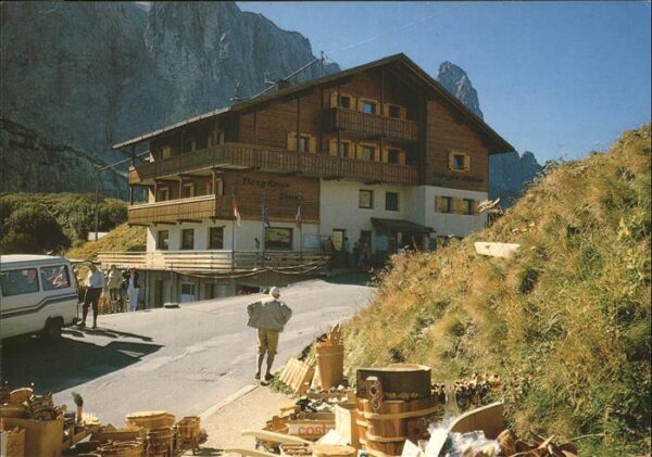 Passo Gardena Passh?he mit Berghaus