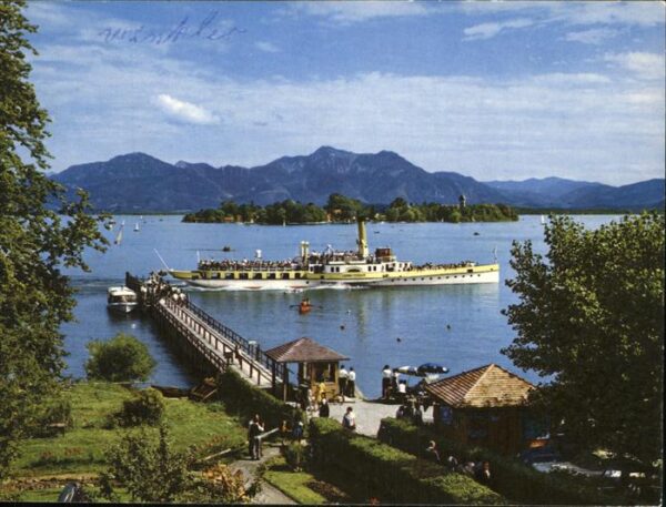 Chiemsee mit Fraueninsel und Passagierschiff