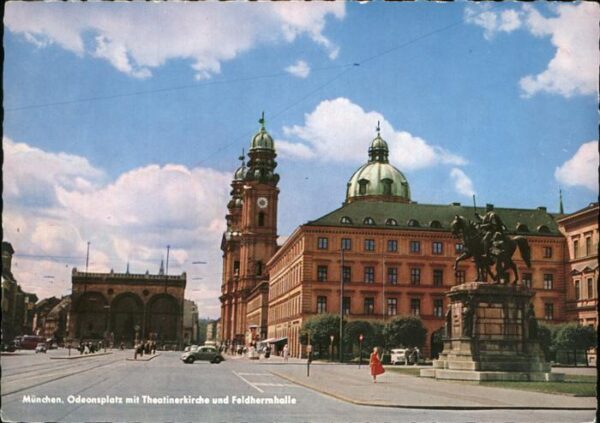 Muenchen Odeonplatz mit Feldherrnhalle