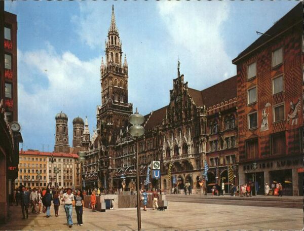 Muenchen Rathaus u.Frauenkirche