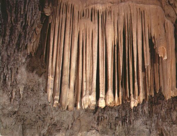Hoehlen Caves Grottes Grotte des Demoiselles Manteau Royal