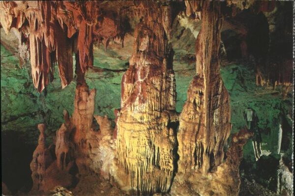Hoehlen Caves Grottes Playing Reed Flut