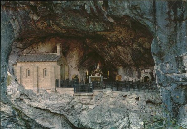 Hoehlen Caves Grottes Covadonga La Cueva