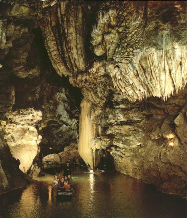 Hoehlen Caves Grottes Gouffre de Padirac Lot Lac de la pluie