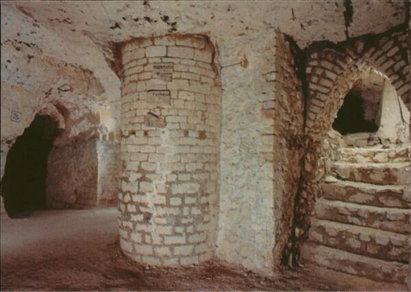 Hoehlen Caves Grottes Naours Grenier a sel