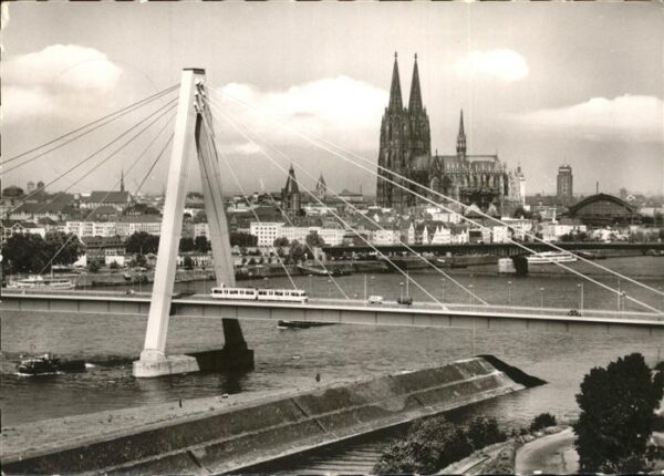 Koeln Rhein Severinsbrücke Schiff Dom