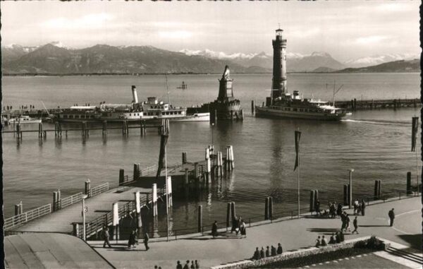 Leuchtturm Lighthouse Lindau am Bodensee Hafeneinfahrt