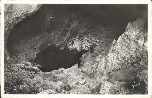 Hoehlen Caves Grottes Fontaine de Vaucluse