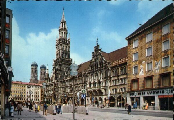 Muenchen Rathaus u.Frauenkirche