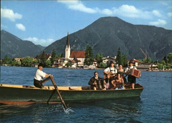 Rottach-Egern Musikanten u.Sänger bei einer Bootsfahr