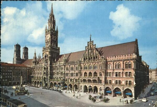 Muenchen Rathaus u.Frauenkirche