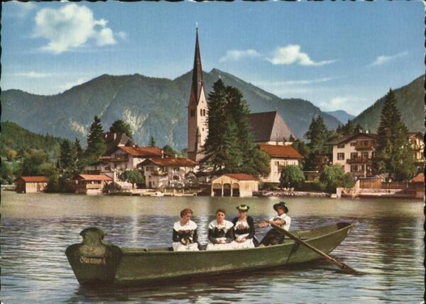 Rottach-Egern Trachtengruppe im Boot