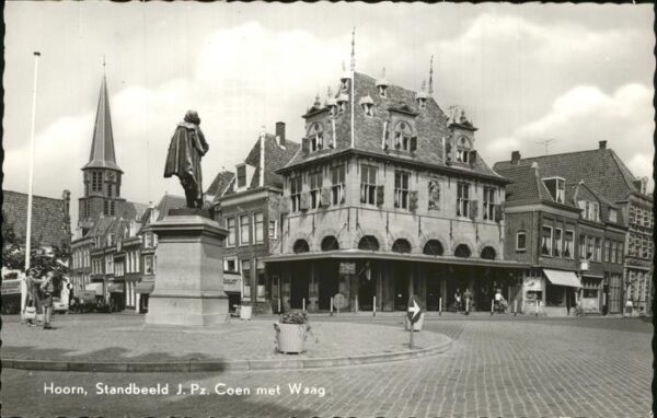 Hoorn Standbeeld J.Pz.Coen met Waag