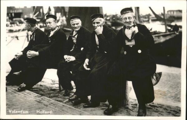 Volendam Männer in Tracht am Hafen