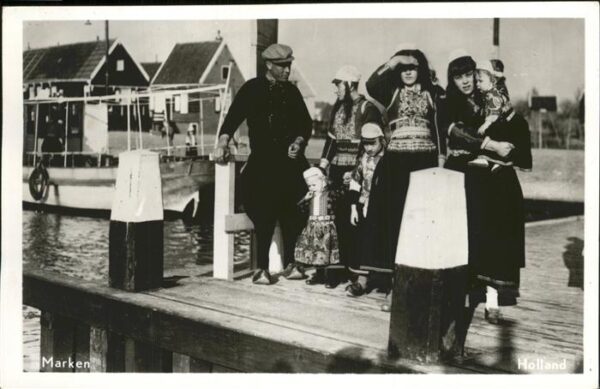 Marken Frauen u.Kinder in Tracht am Hafen