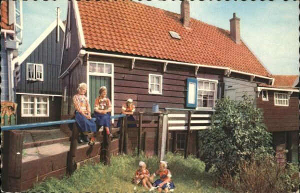 Marken spielende Kinder am Haus