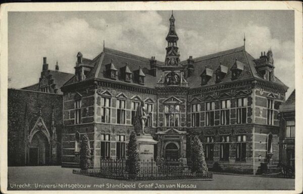 Utrecht Universiteitsgebouw met Standbeeld Graa