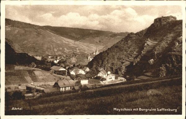 Mayschoss Ahrtal mit Burgruine Saffenburg