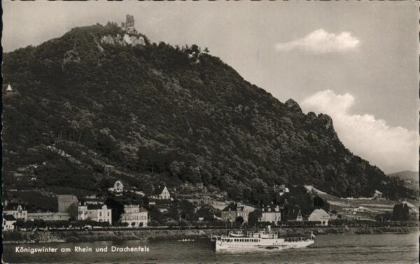 Koenigswinter Rheinpanorama mit Drachenfels Schiff