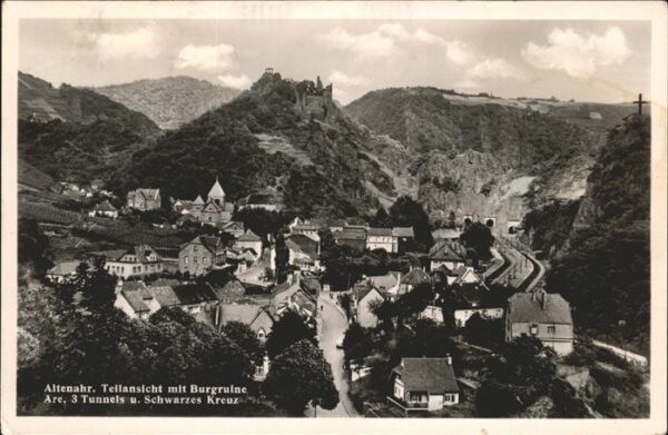 Altenahr Panorama mit Burgruine Are 3 Tunnels Sc