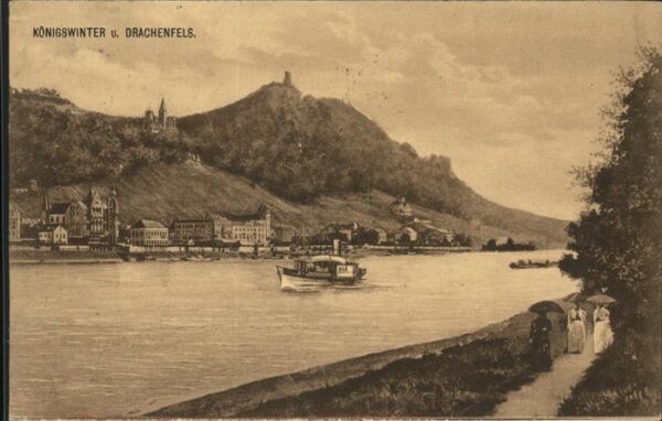 Koenigswinter Rheinpanorama mit Drachenfels Schiff