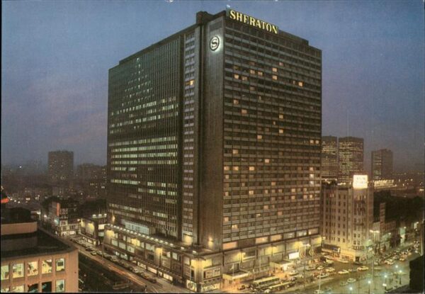 Bruxelles Bruessel Brussels Sheraton Hotel bei Nacht