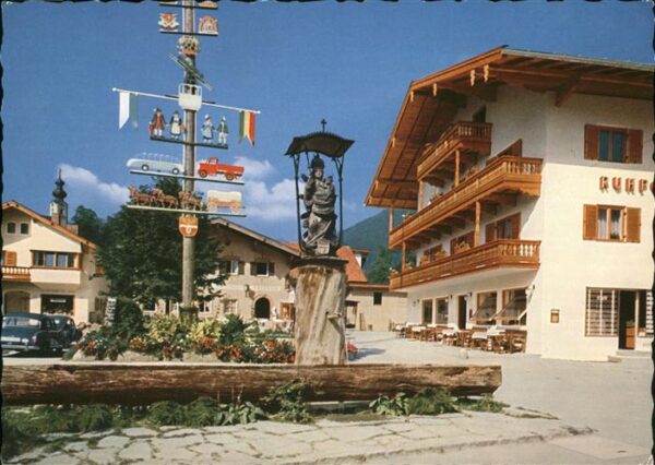 Ruhpolding Dorfplatz Maibaum Marienbrunnen