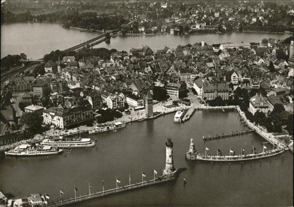 Lindau Bodensee Hafeneinfahrt Fährschiff Leuchtturm Brü