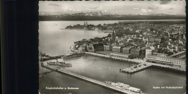 Friedrichshafen Bodensee Hafen mit Hafenbahnhof Fliegeraufnahme
