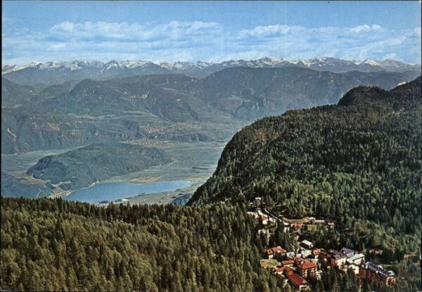 Kalterer See Suedtirol mit Mendel Pass
